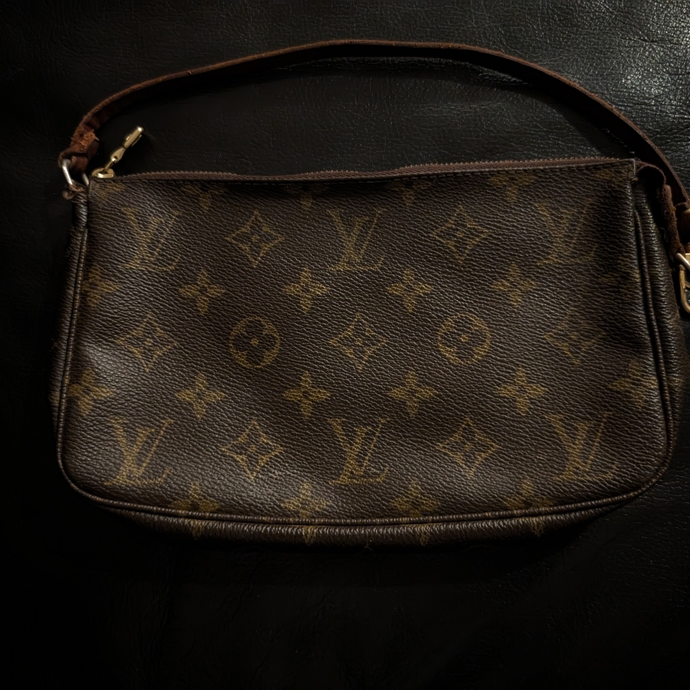 LOUIS VUITTON Monogram Pochette